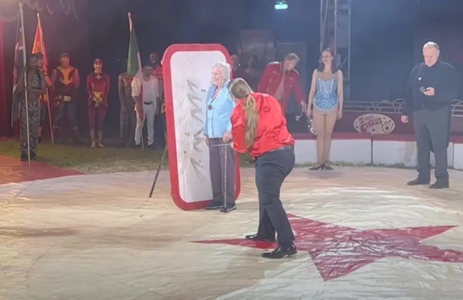 99-year-old woman accomplishes dream of having knives thrown at her during circus show