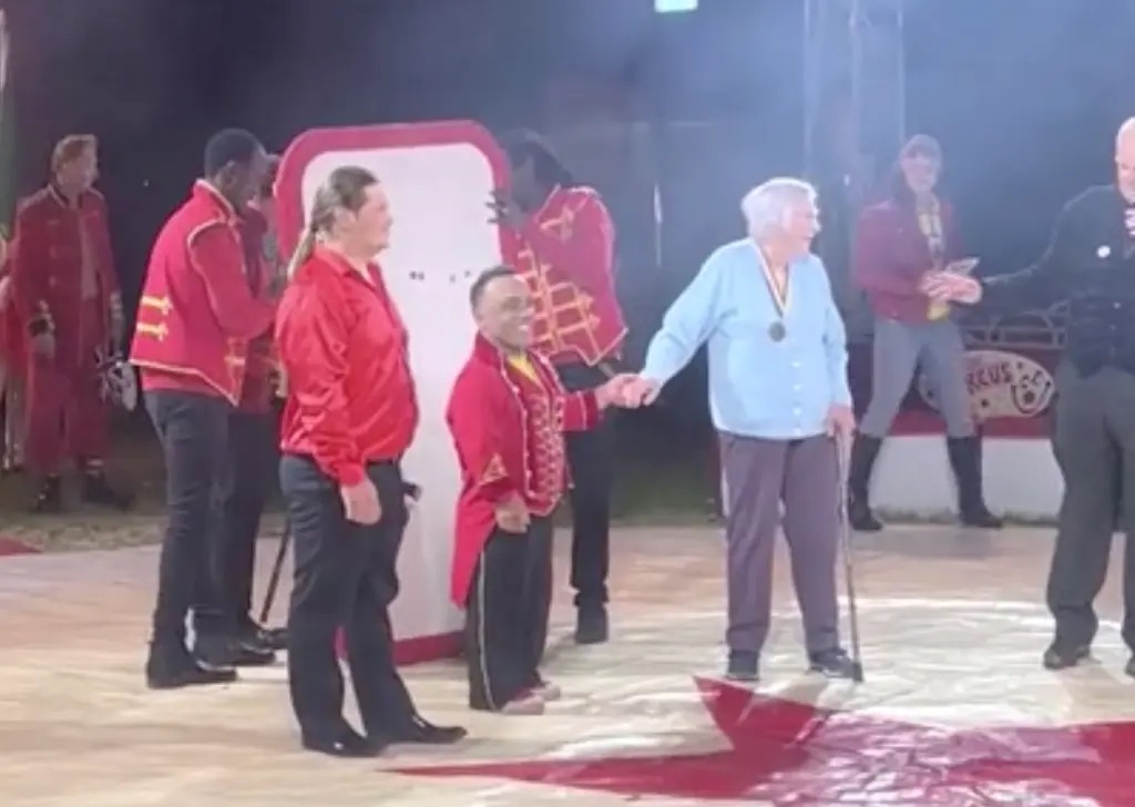 99-year-old woman accomplishes dream of having knives thrown at her during circus show