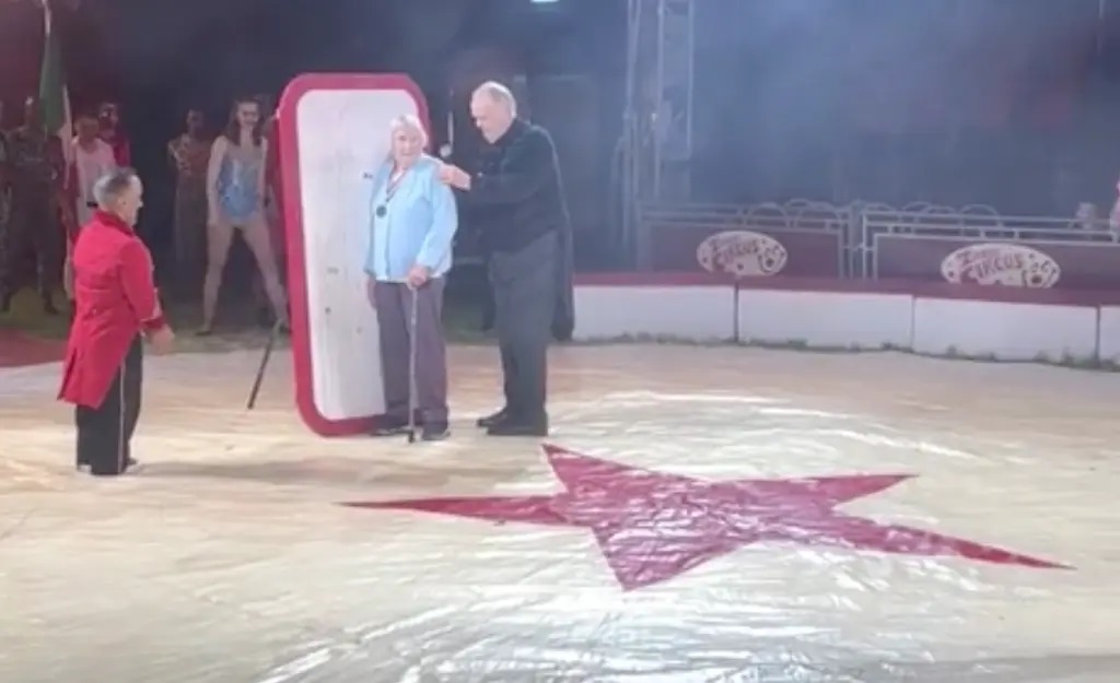 99-year-old woman accomplishes dream of having knives thrown at her during circus show