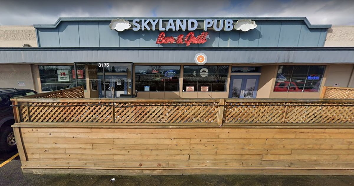 Drunken man who carried shotgun into Oregon bar tackled then beaten with his own gun by patrons