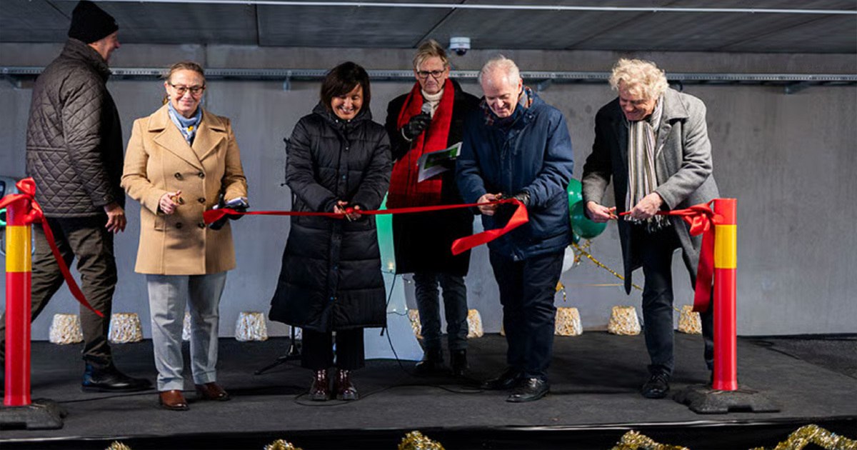 Group cuts red ribbon at Niels Bohr car park opening in Lund, Sweden. The innovative design reuses wind turbine blades in its facade. Officials celebrate this Vattenfall & LKP collaboration in Brunnshög.