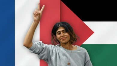 Rima Hassan, a French MEP, raises a peace sign against a backdrop blending the French and Palestinian flags. This image relates to pro-Palestinian activism and legal scrutiny in France.
